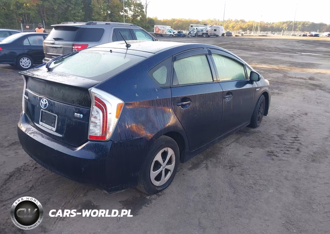 2015 Toyota Prius Two VIN:JTDKN3DU3F1892174 - 4