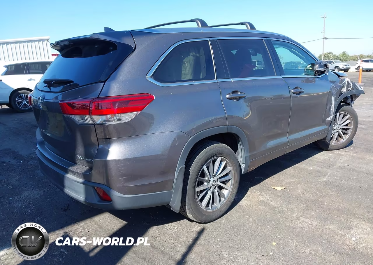 2018 Toyota Highlander Xle VIN:5TDJZRFH2JS833163 - 4