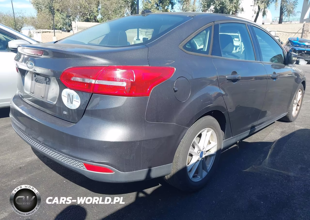 2015 Ford Focus Se VIN:1FADP3F23FL301544 - 4