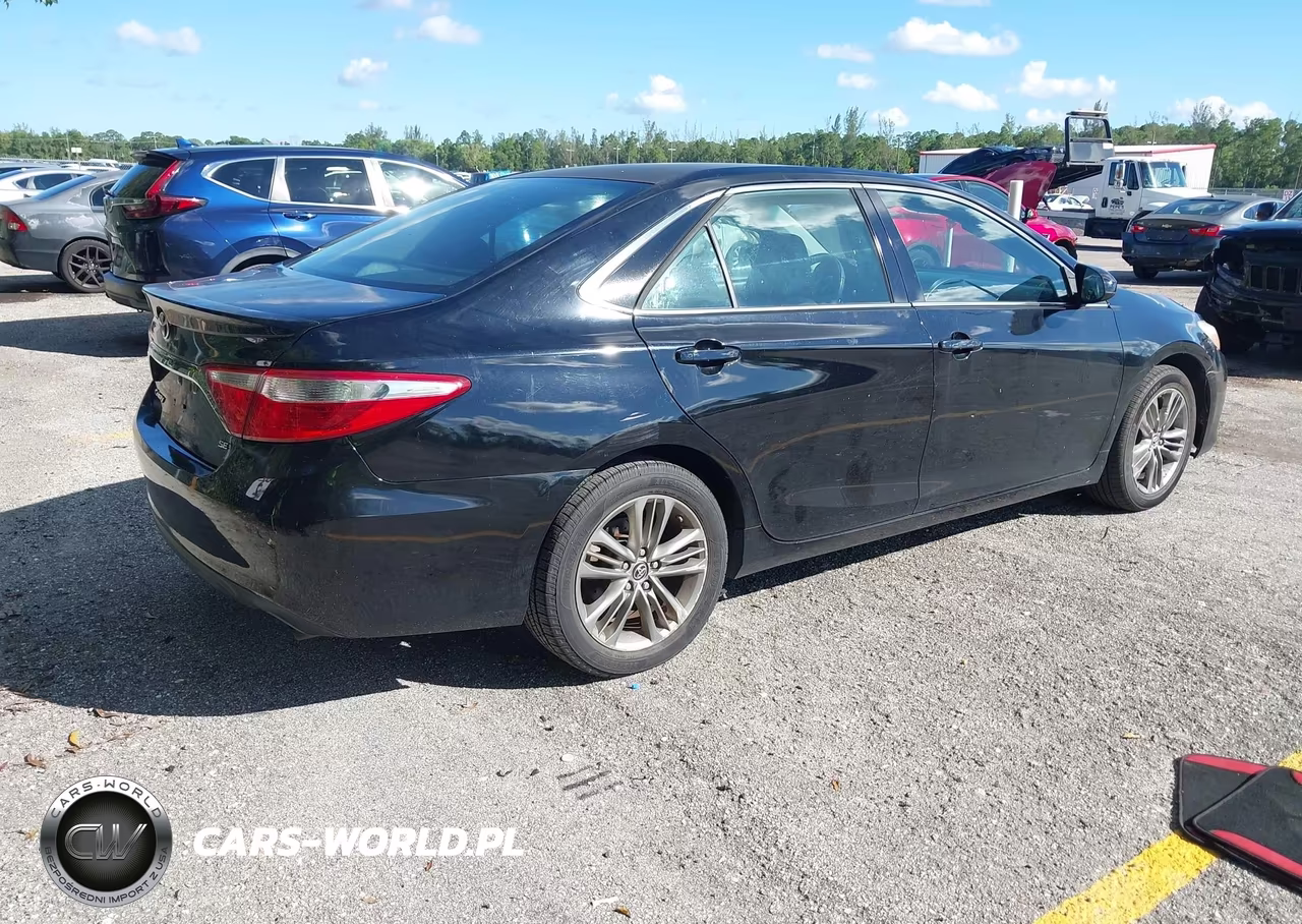 2015 Toyota Camry Se VIN:4T1BF1FKXFU975057 - 4