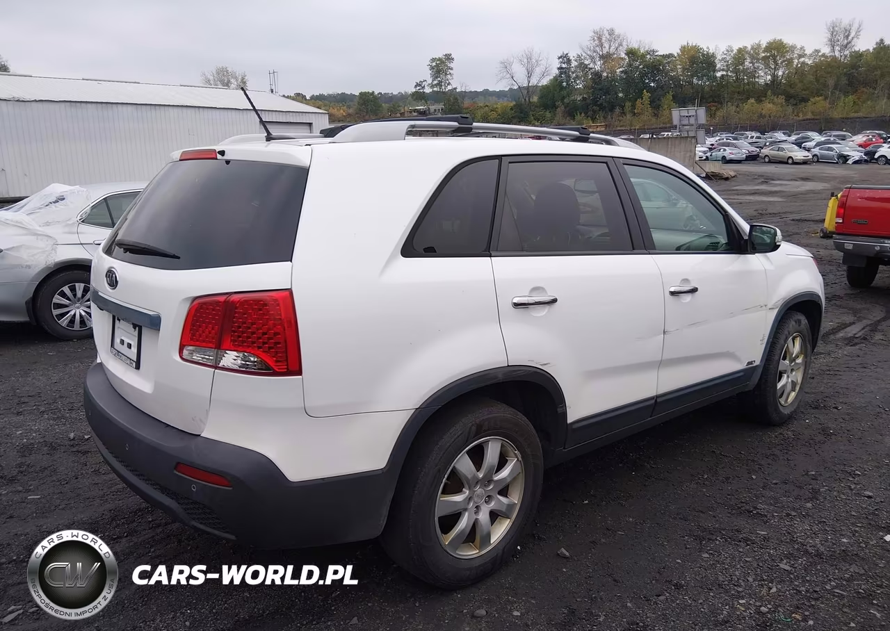 2011 Kia Sorento Lx VIN:5XYKTDA16BG110904 - 4