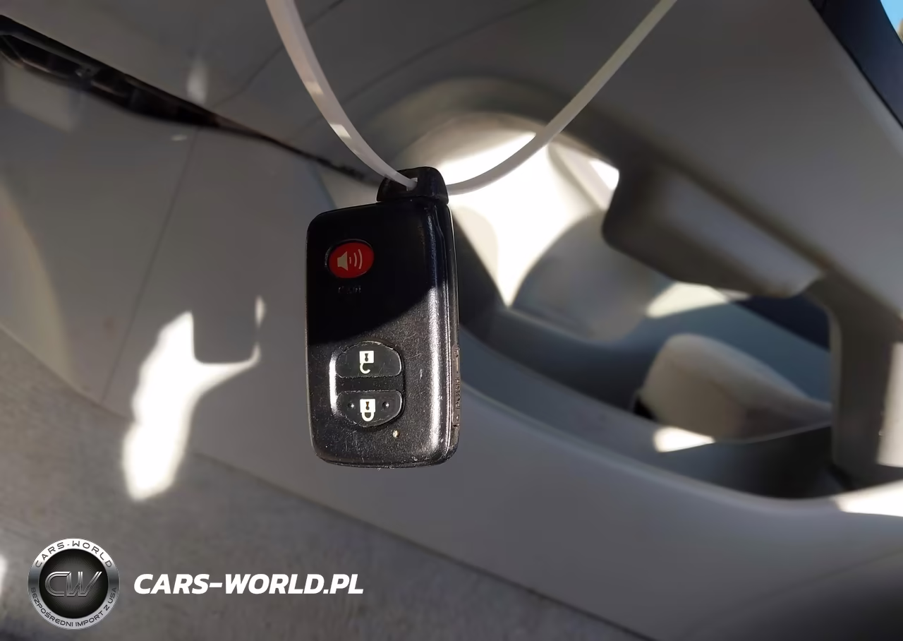2011 Toyota Prius Two VIN:JTDKN3DU3B5332769 - 11