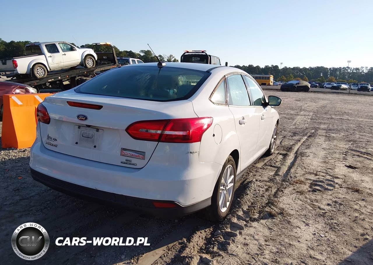 2016 Ford Focus Se VIN:1FADP3F29GL266641 - 4