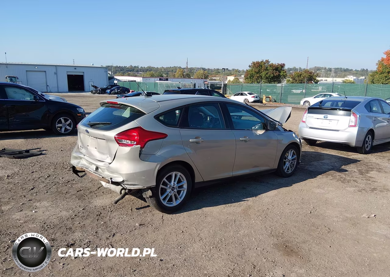 2016 Ford Focus Se VIN:1FADP3K29GL375929 - 4