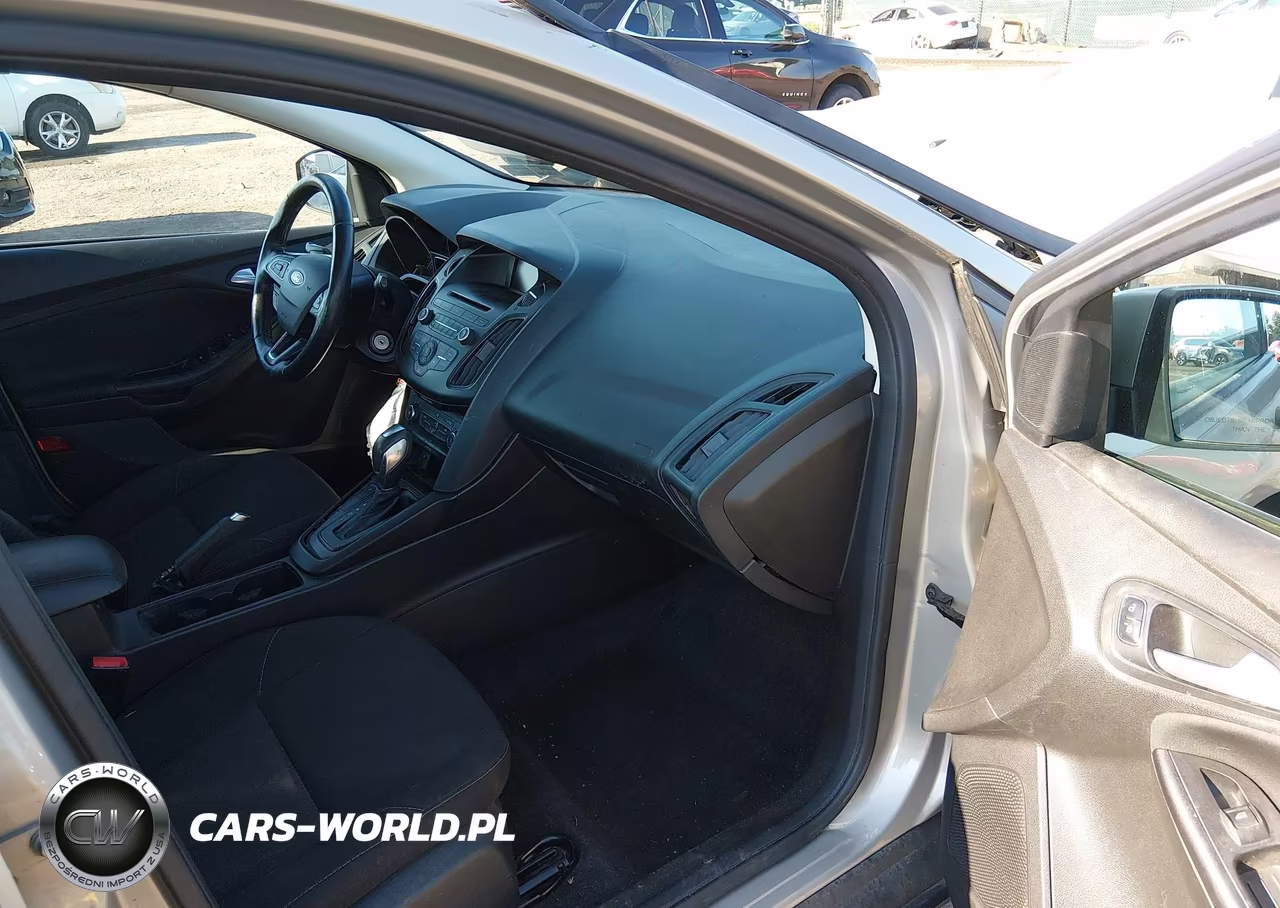 2016 Ford Focus Se VIN:1FADP3K29GL375929 - 5