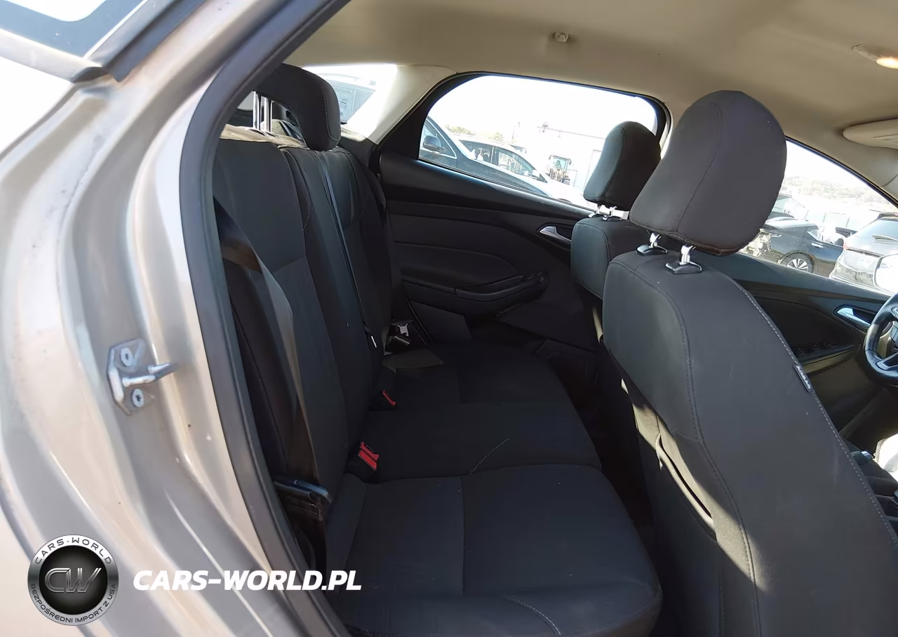 2016 Ford Focus Se VIN:1FADP3K29GL375929 - 8