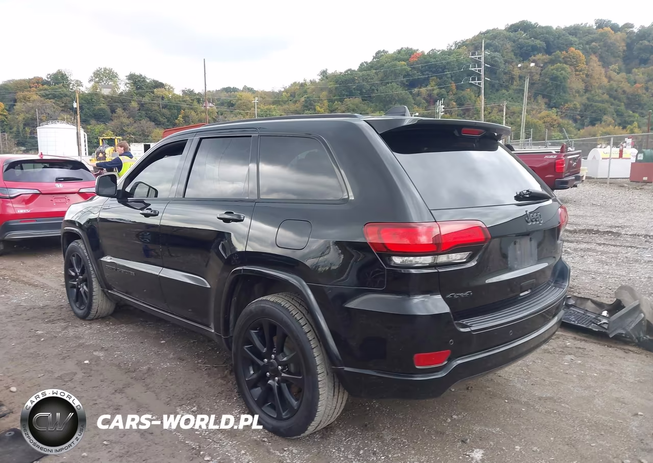 2018 Jeep Grand Cherokee Altitude 4X4 VIN:1C4RJFAG1JC229189 - 3