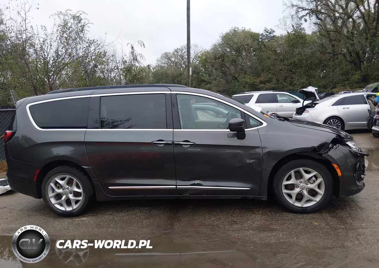 2017 Chrysler Pacifica Touring-L VIN:2C4RC1BG9HR744616 - 13