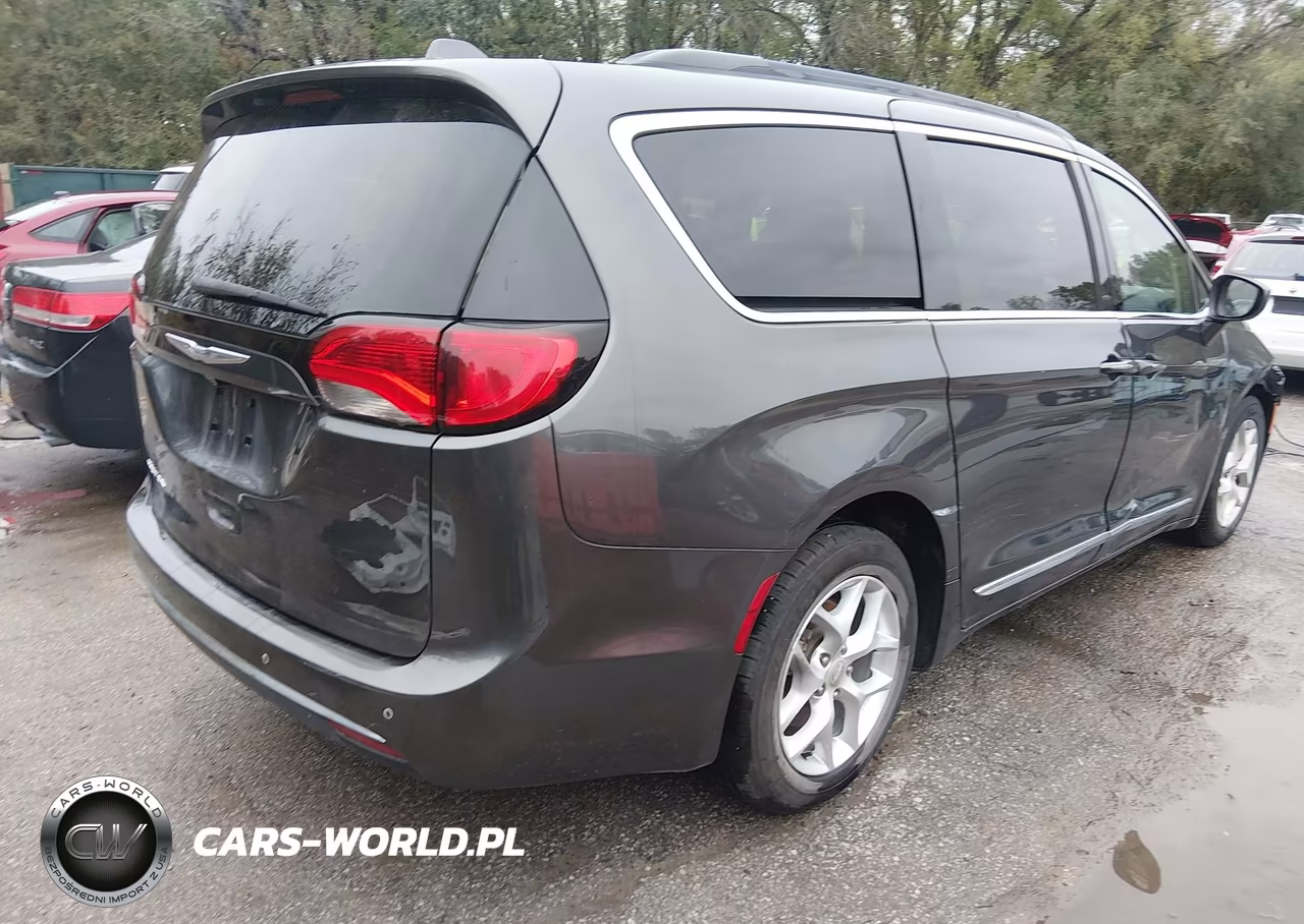 2017 Chrysler Pacifica Touring-L VIN:2C4RC1BG9HR744616 - 4
