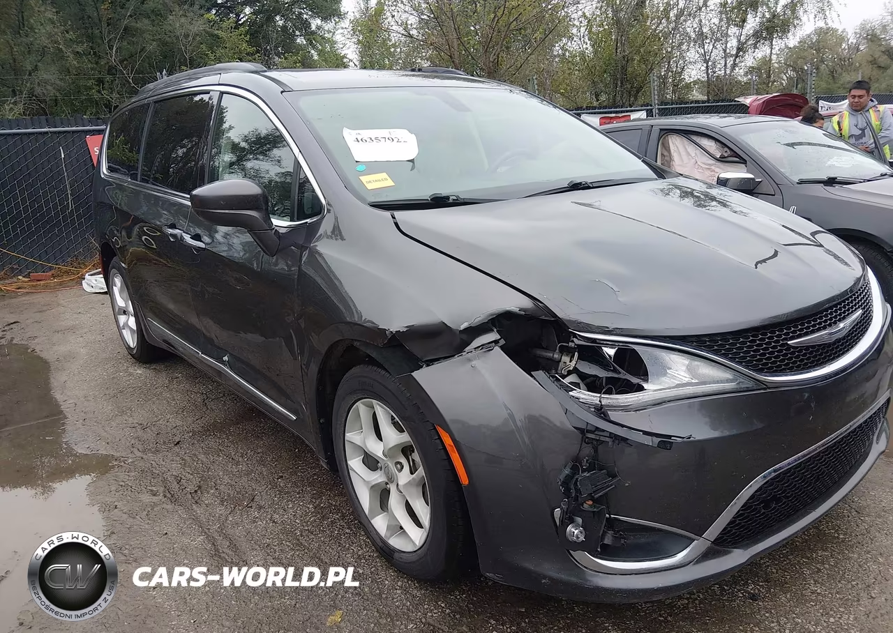 2017 Chrysler Pacifica Touring-L VIN:2C4RC1BG9HR744616 - 6