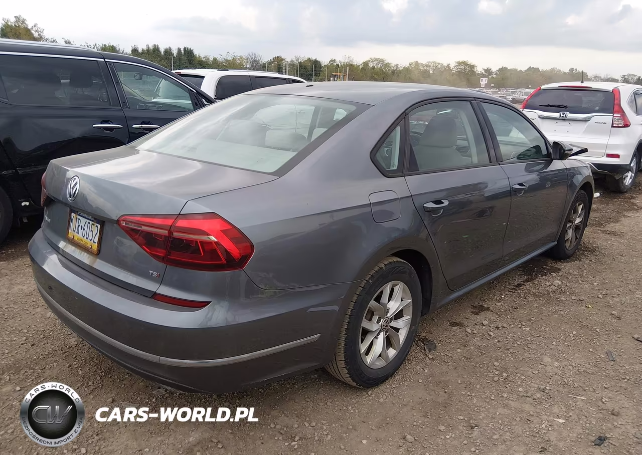 2018 Volkswagen Passat 2.0T R-Line-2.0T S VIN:1VWAA7A33JC001918 - 4