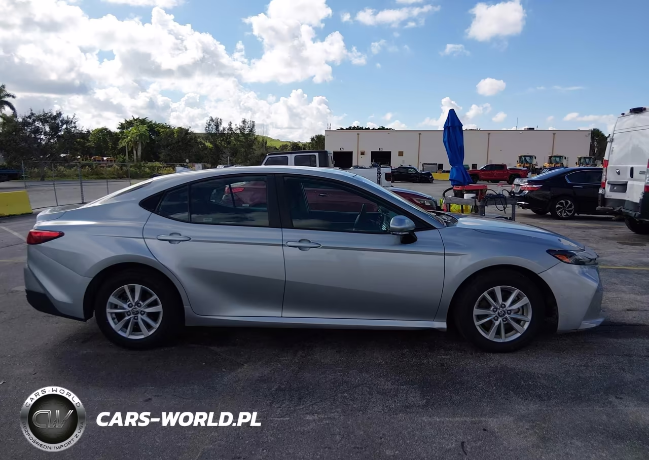 2025 Toyota Camry Le VIN:4T1DAACK0SU117215 - 13