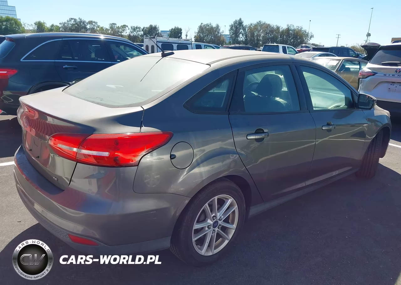 2015 Ford Focus Se VIN:1FADP3F20FL262878 - 4