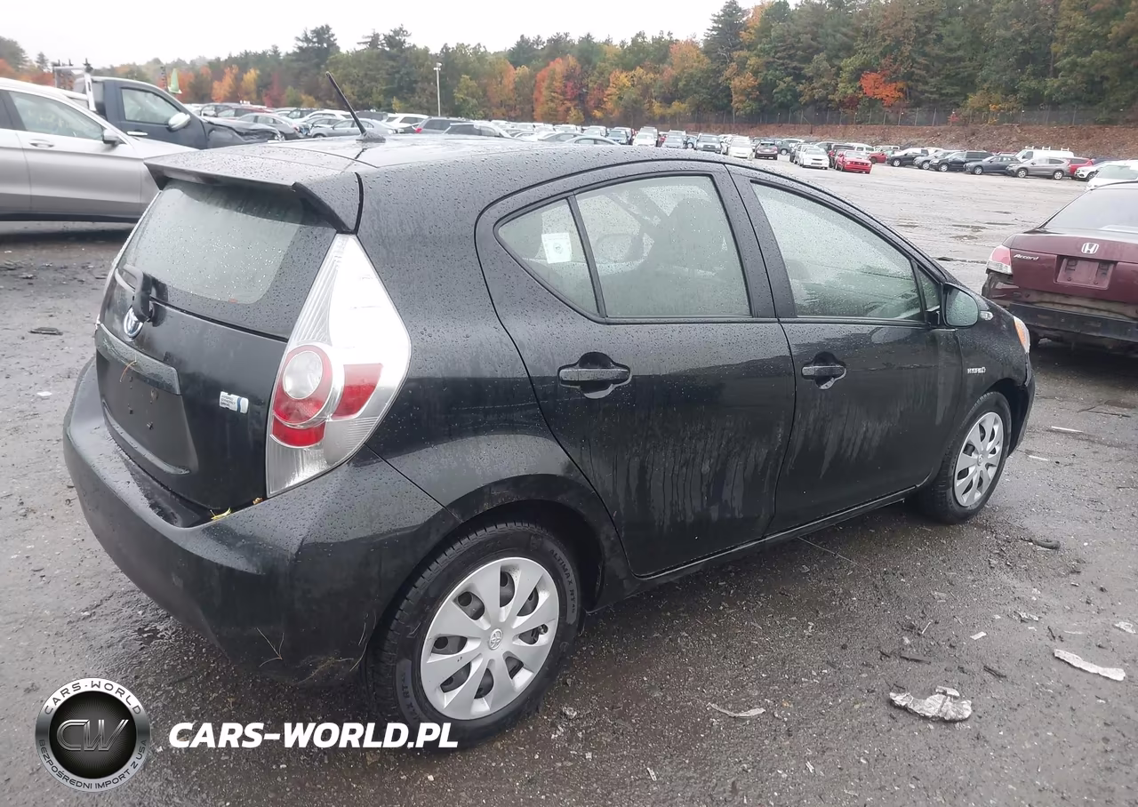 2014 Toyota Prius C Two VIN:JTDKDTB30E1566439 - 4