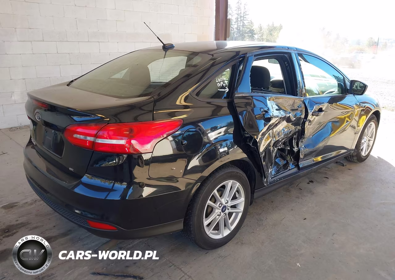 2017 Ford Focus Se VIN:1FADP3F23HL304253 - 4