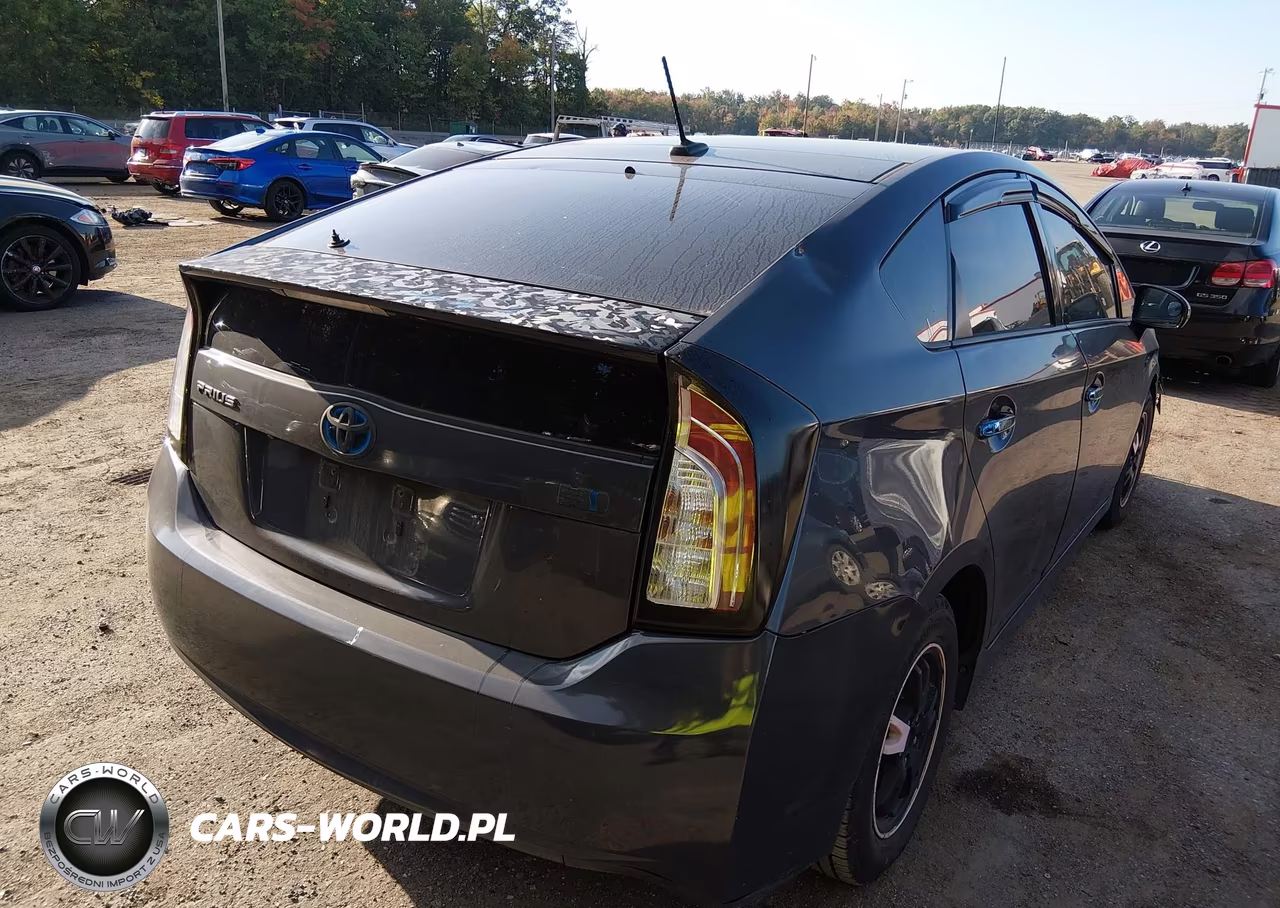 2014 Toyota Prius Four VIN:JTDKN3DU3E1825041 - 4