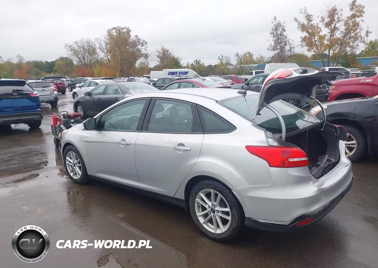 2017 Ford Focus Se VIN:1FADP3F23HL340167 - 3