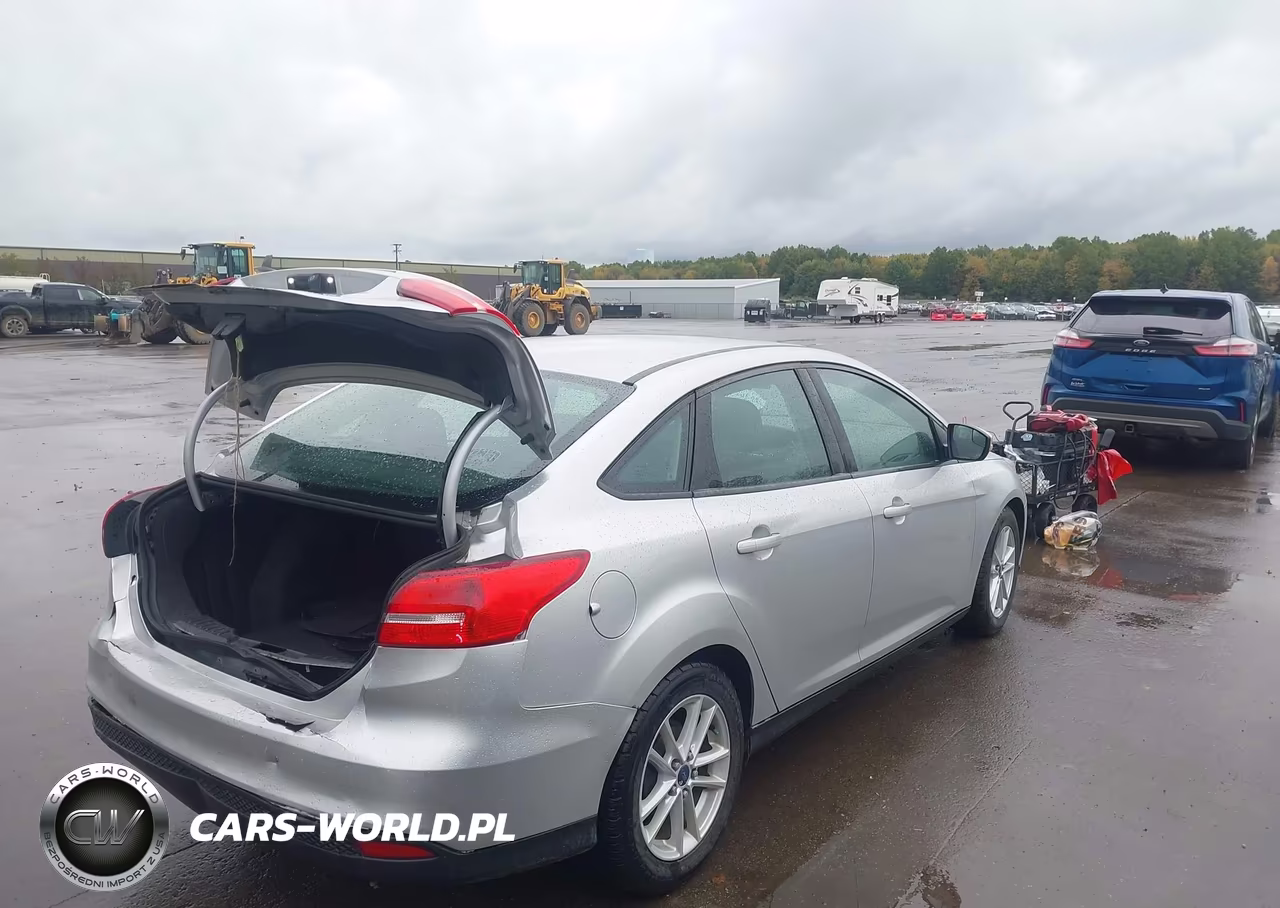 2017 Ford Focus Se VIN:1FADP3F23HL340167 - 4