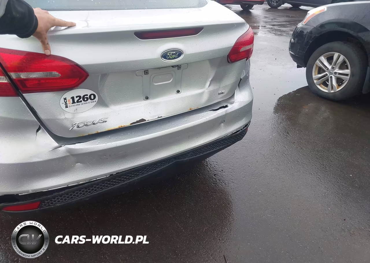 2017 Ford Focus Se VIN:1FADP3F23HL340167 - 6