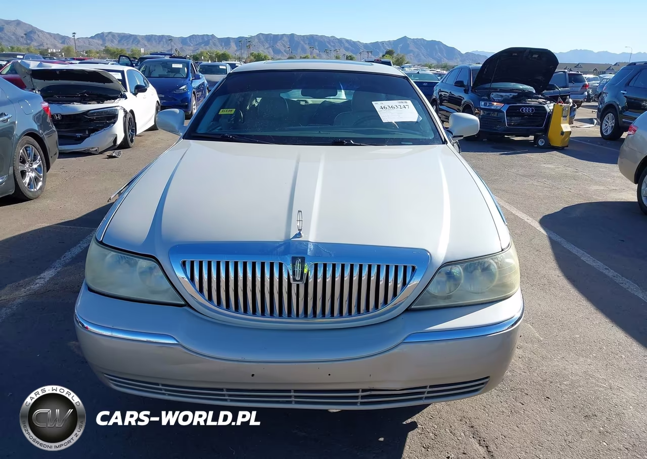 2005 Lincoln Town Car Signature Limited VIN:1LNHM82W05Y611836 - 12