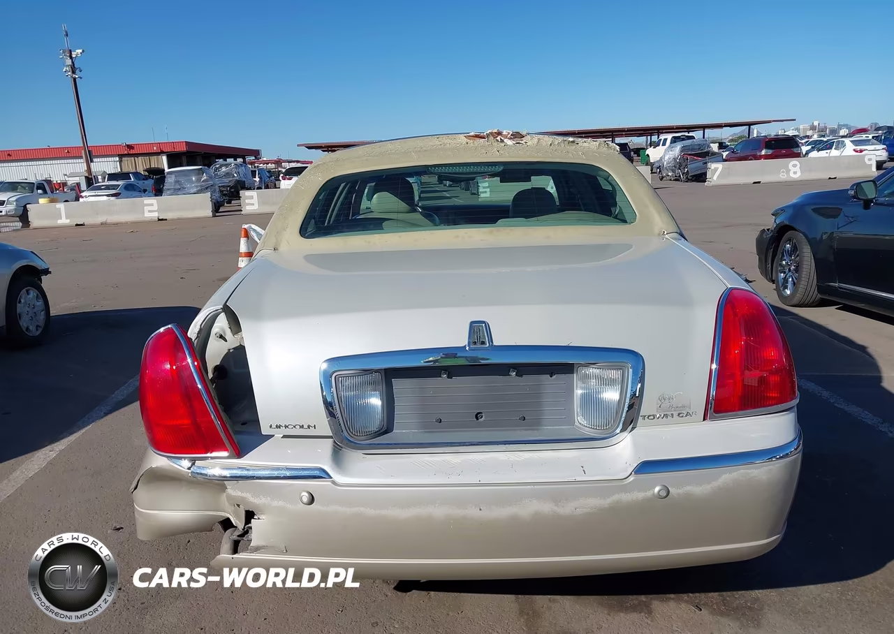 2005 Lincoln Town Car Signature Limited VIN:1LNHM82W05Y611836 - 16