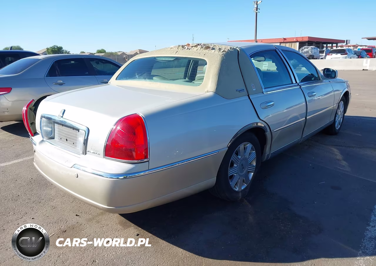2005 Lincoln Town Car Signature Limited VIN:1LNHM82W05Y611836 - 4