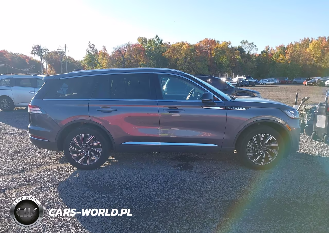 2025 Lincoln Aviator Premiere VIN:5LM5J6XCXSGL10942 - 13