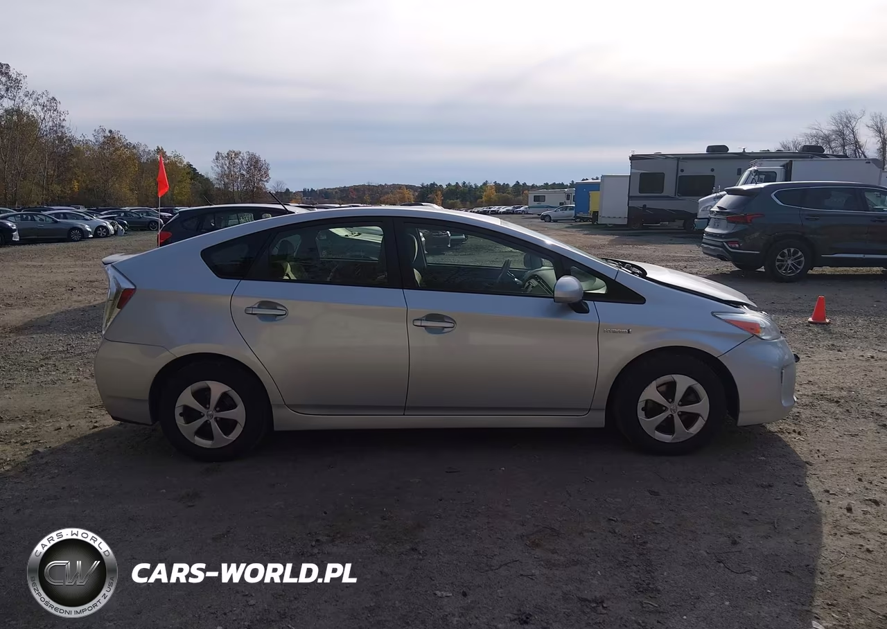 2015 Toyota Prius Two VIN:JTDKN3DU7F0462699 - 13