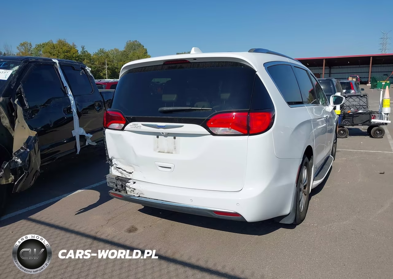 2018 Chrysler Pacifica Touring L VIN:2C4RC1BG3JR228404 - 16