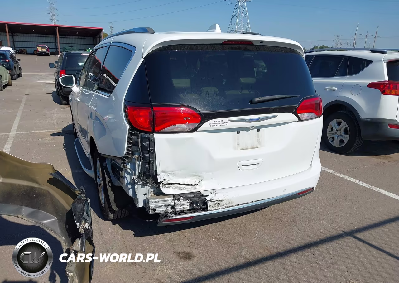 2018 Chrysler Pacifica Touring L VIN:2C4RC1BG3JR228404 - 3
