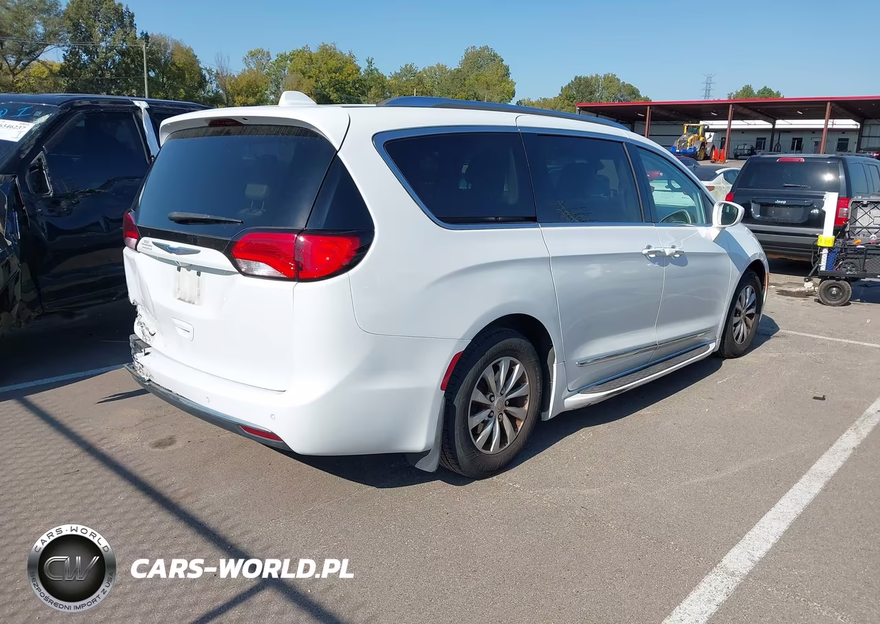 2018 Chrysler Pacifica Touring L VIN:2C4RC1BG3JR228404 - 4