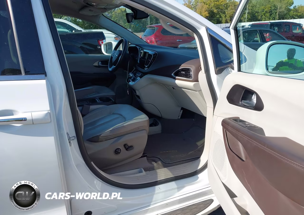 2018 Chrysler Pacifica Touring L VIN:2C4RC1BG3JR228404 - 5