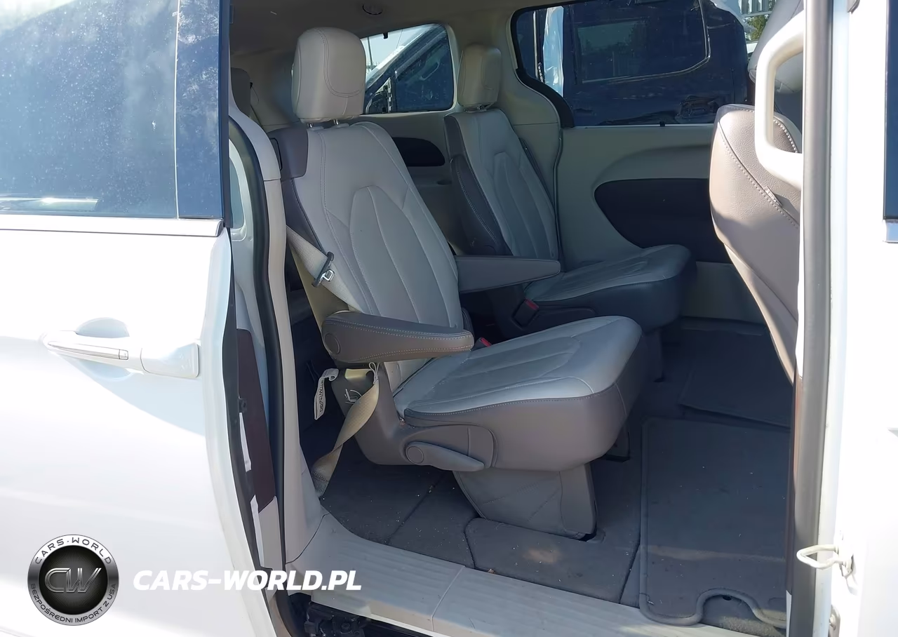 2018 Chrysler Pacifica Touring L VIN:2C4RC1BG3JR228404 - 8