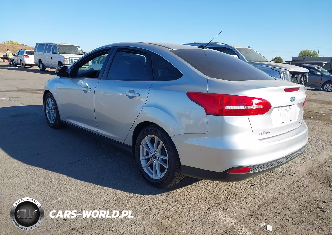 2015 Ford Focus Se VIN:1FADP3F21FL245135 - 3