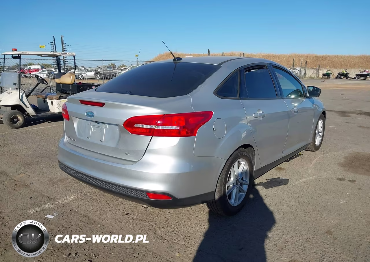 2015 Ford Focus Se VIN:1FADP3F21FL245135 - 4