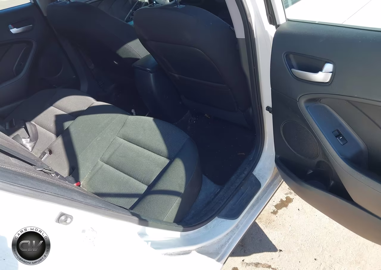 2017 Kia Forte Lx VIN:KNAFK5A85H5670631 - 4