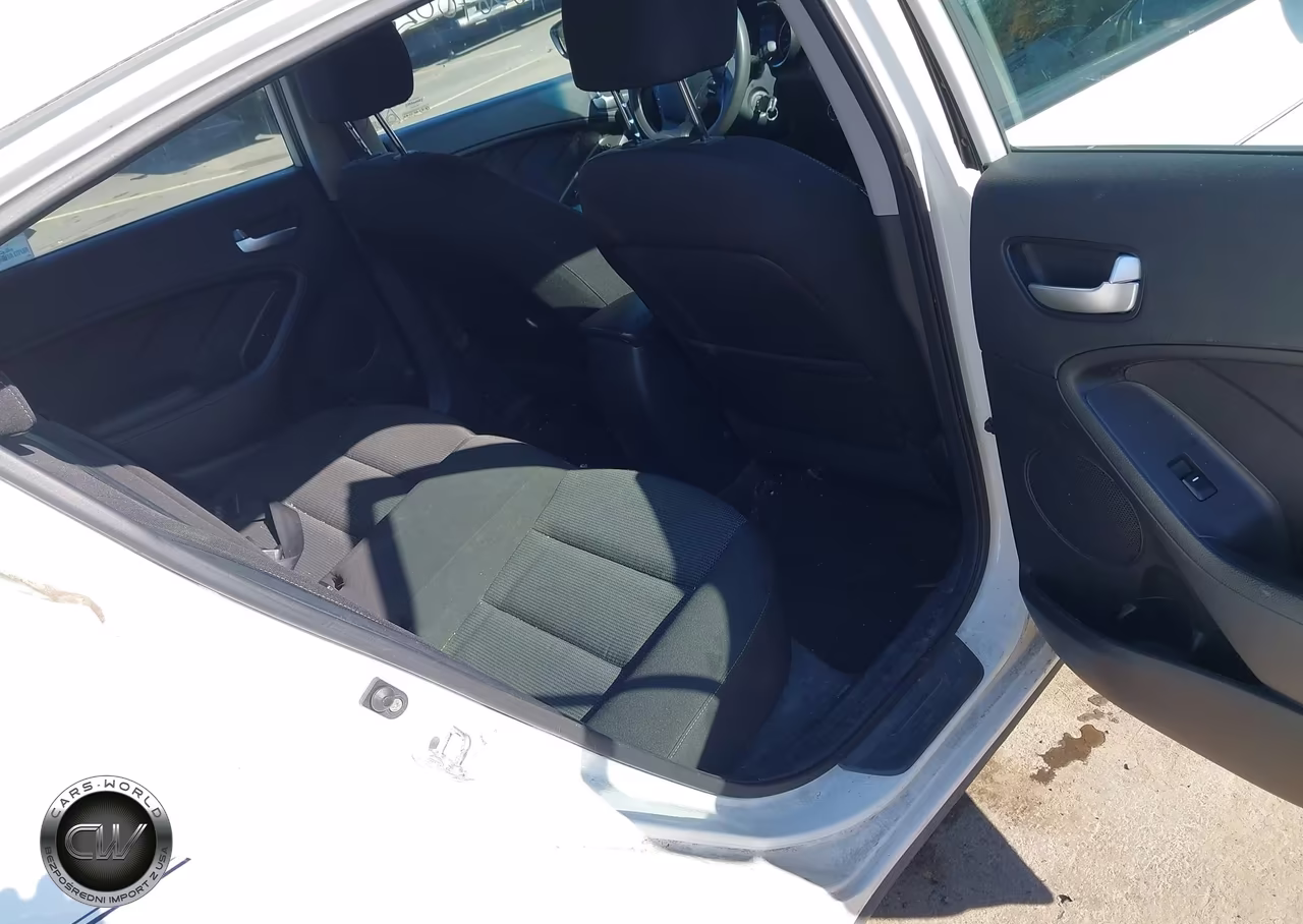 2017 Kia Forte Lx VIN:KNAFK5A85H5670631 - 8