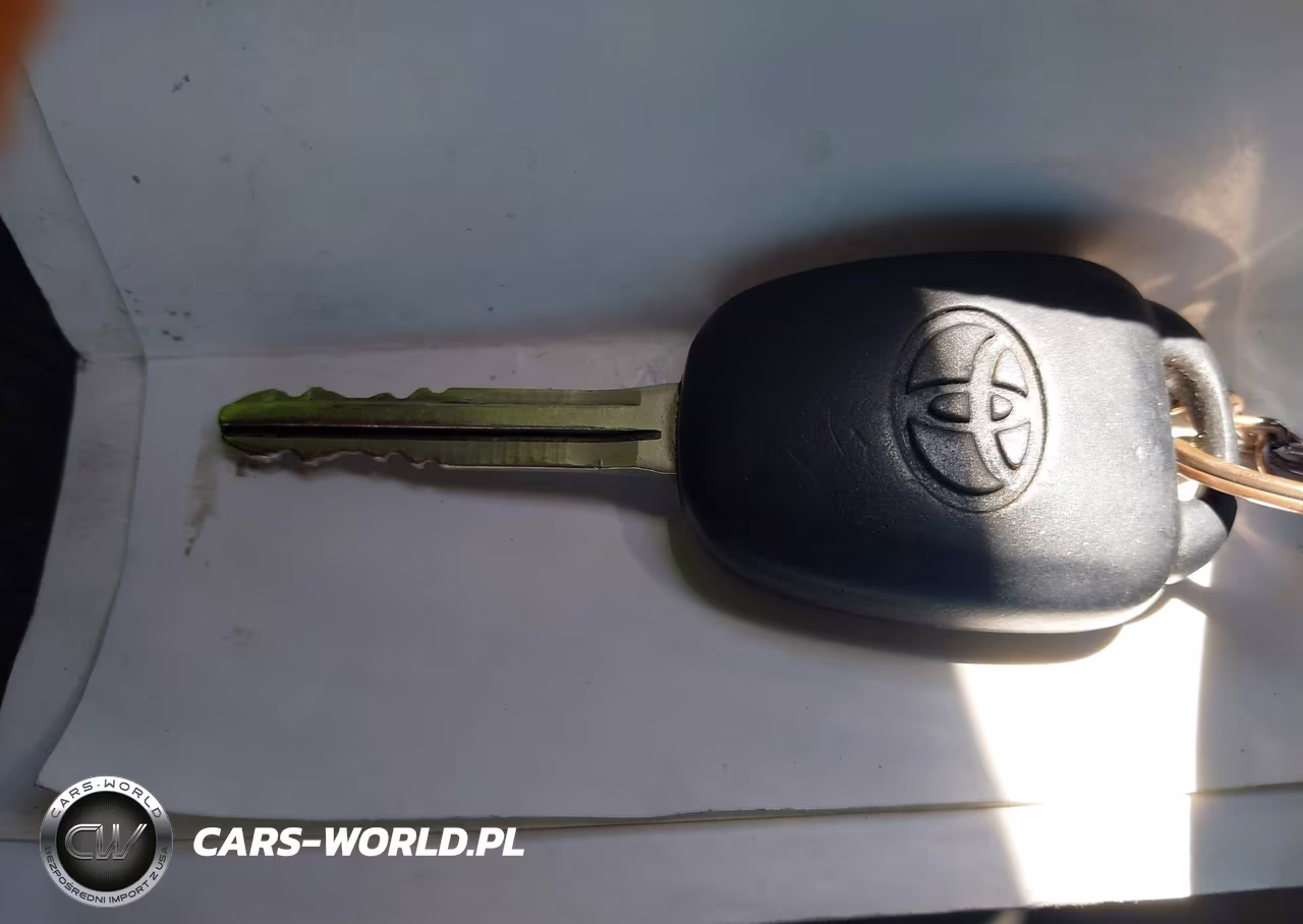 2018 Toyota Corolla Le VIN:5YFBURHE2JP823098 - 11