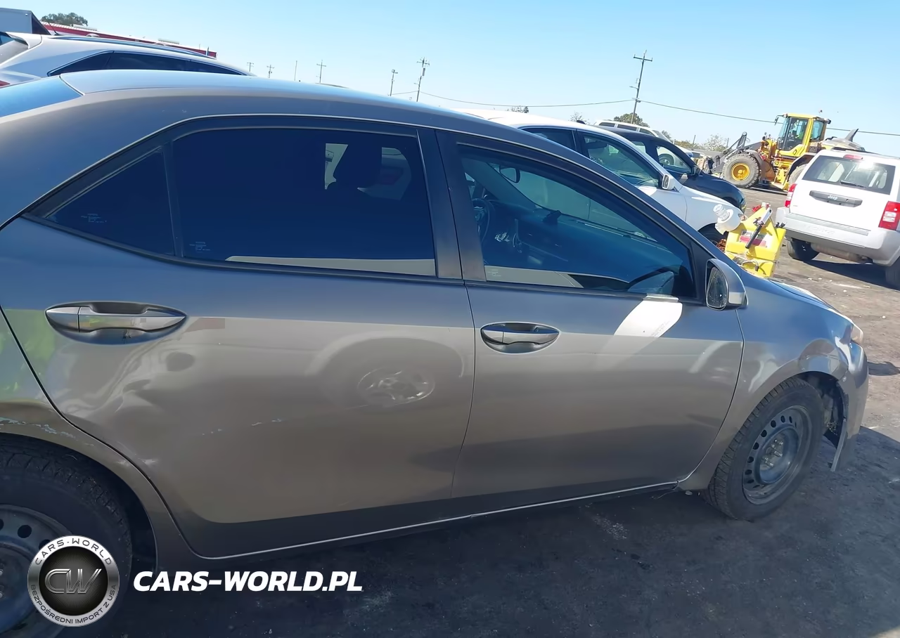 2018 Toyota Corolla Le VIN:5YFBURHE2JP823098 - 13