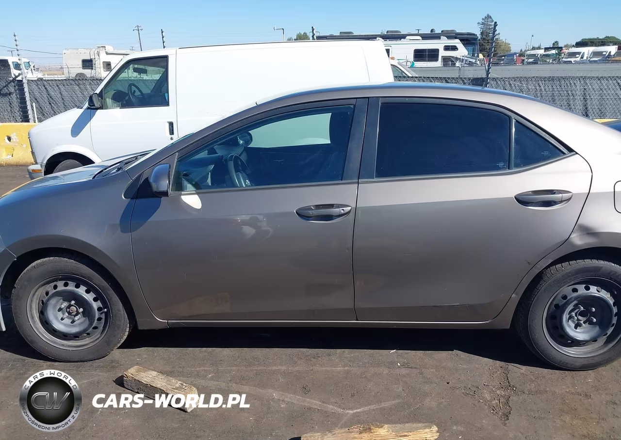 2018 Toyota Corolla Le VIN:5YFBURHE2JP823098 - 14