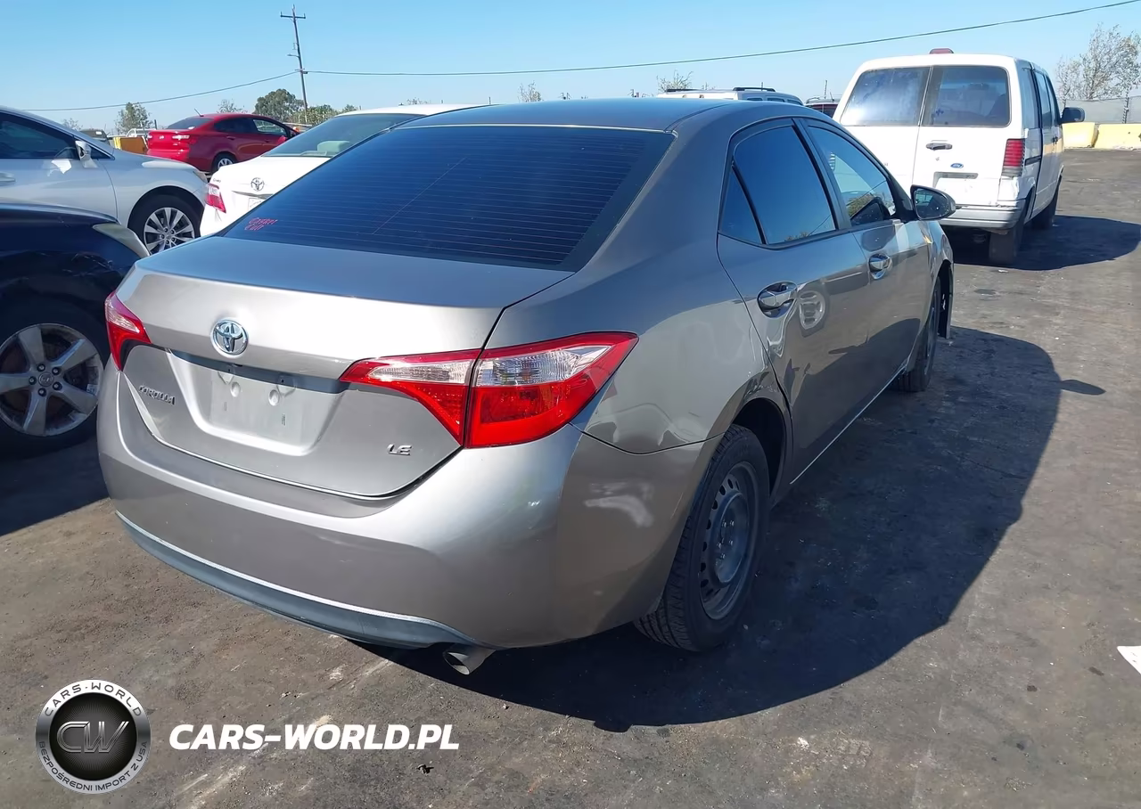 2018 Toyota Corolla Le VIN:5YFBURHE2JP823098 - 4