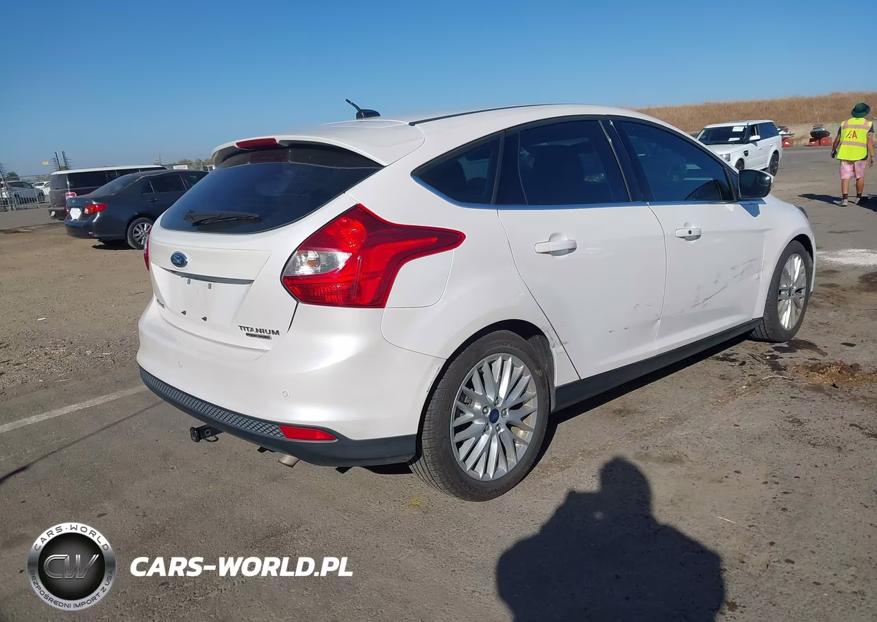 2013 Ford Focus Titanium VIN:1FADP3N22DL335585 - 4