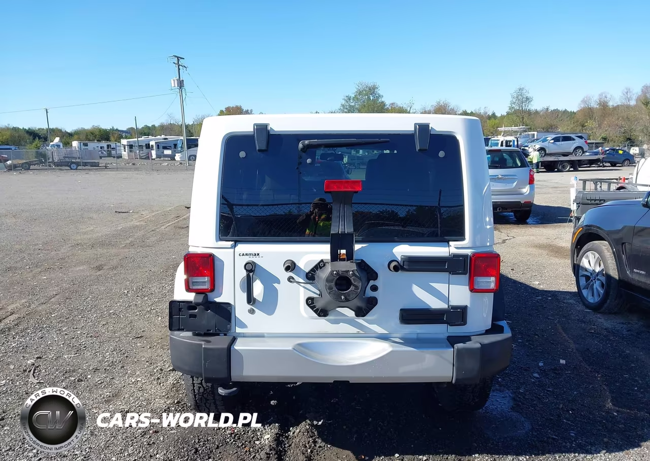 2015 Jeep Wrangler Unlimited Sahara VIN:1C4BJWEG3FL603997 - 16