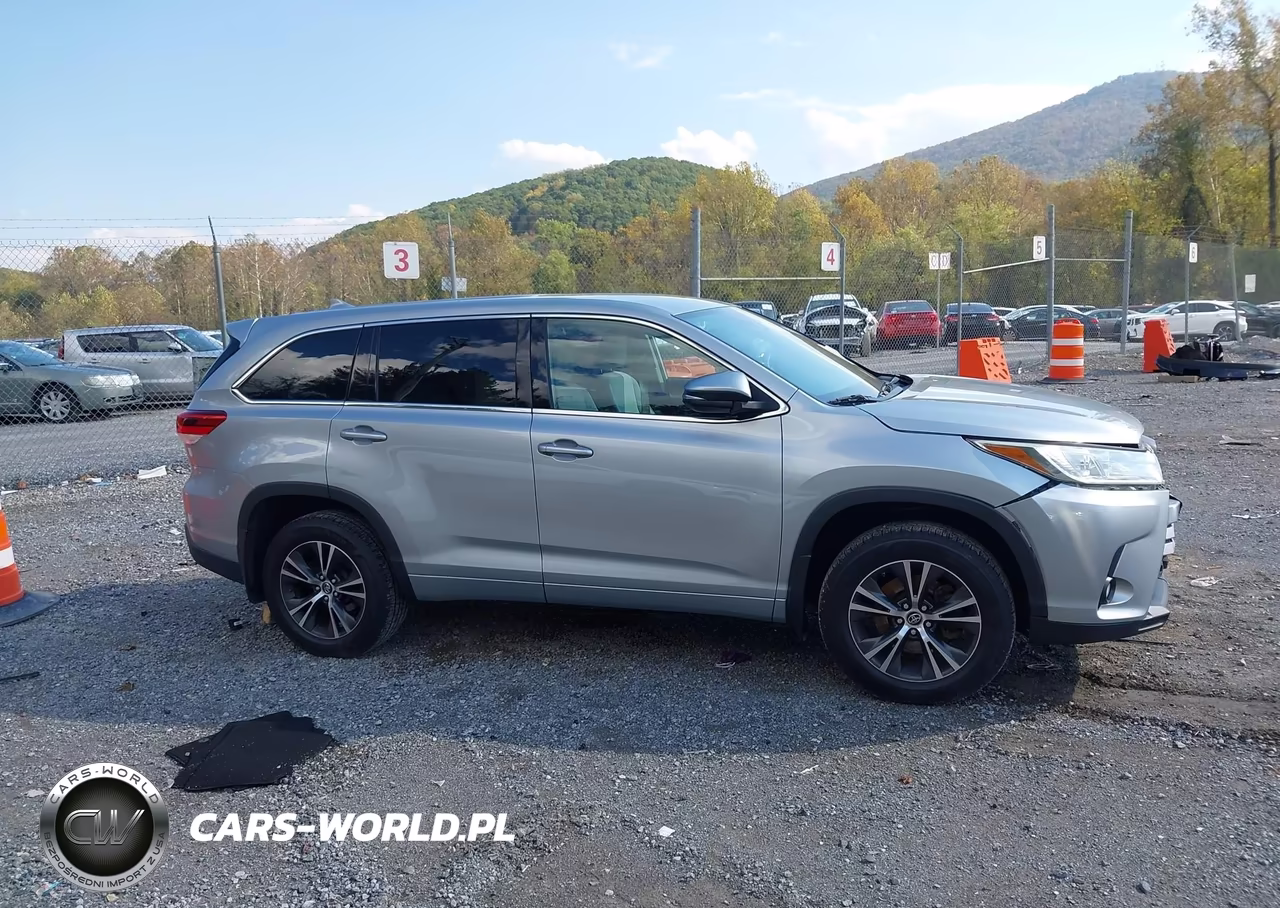 2018 Toyota Highlander Le Plus VIN:5TDBZRFHXJS872376 - 13