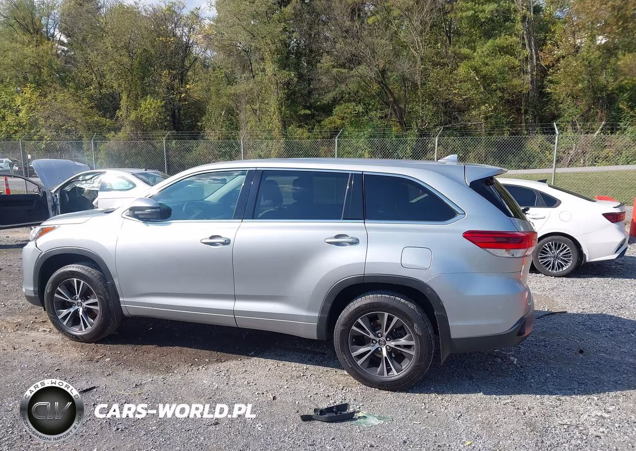 2018 Toyota Highlander Le Plus VIN:5TDBZRFHXJS872376 - 14