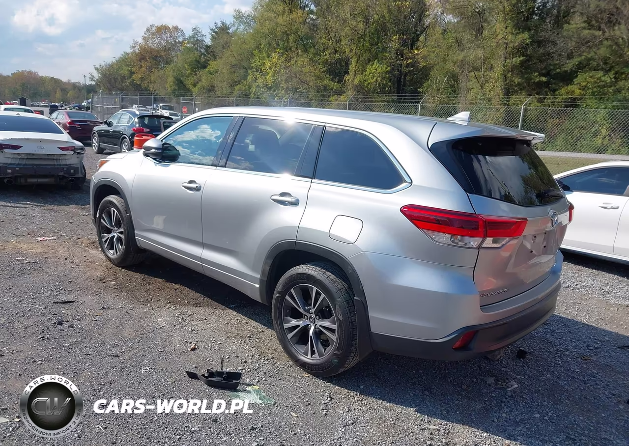 2018 Toyota Highlander Le Plus VIN:5TDBZRFHXJS872376 - 3