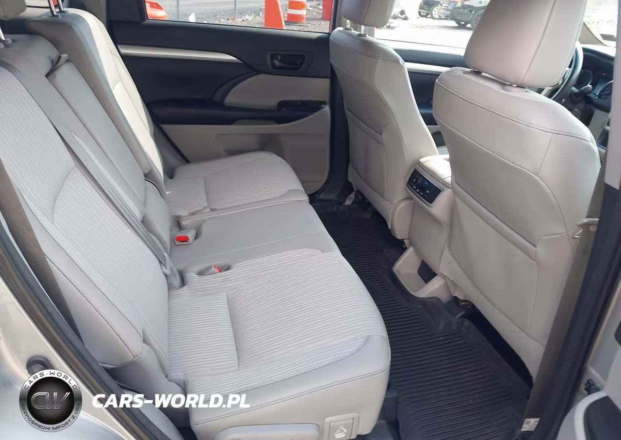 2018 Toyota Highlander Le Plus VIN:5TDBZRFHXJS872376 - 8