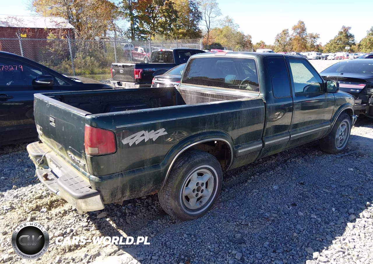 2002 Chevrolet S10 VIN:1GCDT19W628171880 - 4