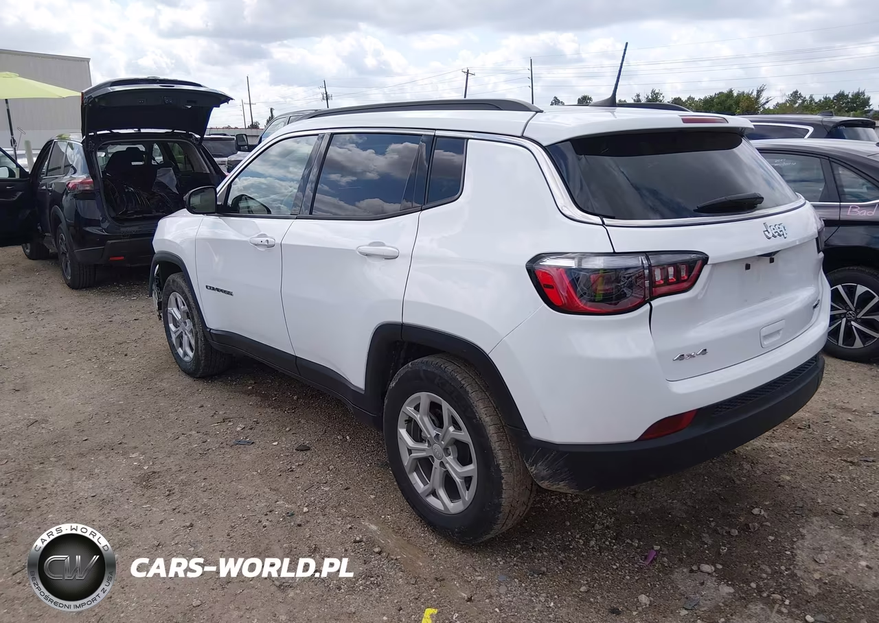 2024 Jeep Compass Latitude 4X4 VIN:3C4NJDBNXRT111626 - 3