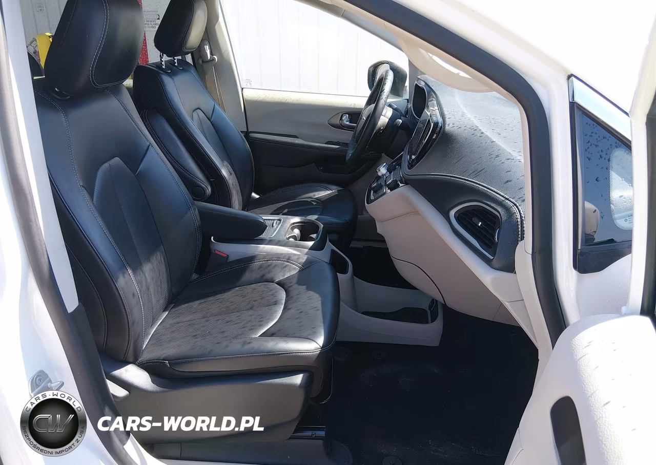 2023 Chrysler Pacifica Hybrid Touring L VIN:2C4RC1L7XPR569449 - 5